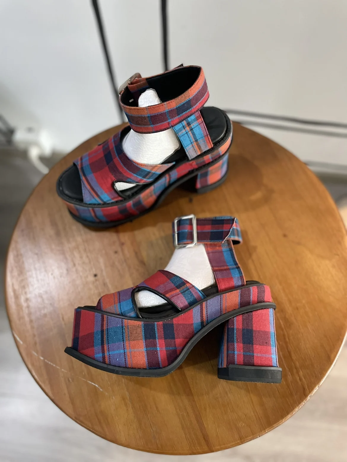プラットフォームとバックル付きの女性用サンダル,バックル付き - Women'S Fashion Show のレビューと価格